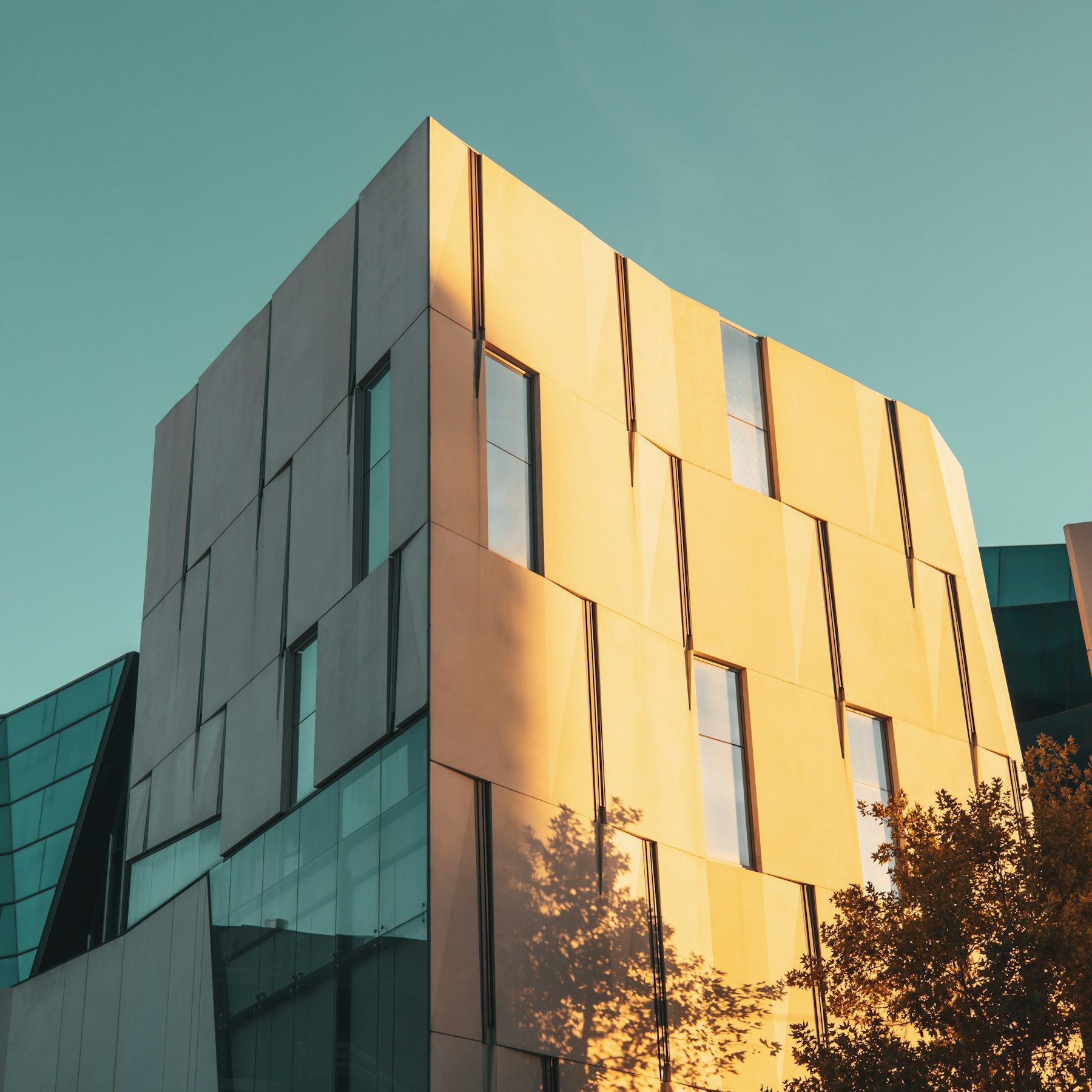 Architecture contemporaine éclairée par une lumière dorée